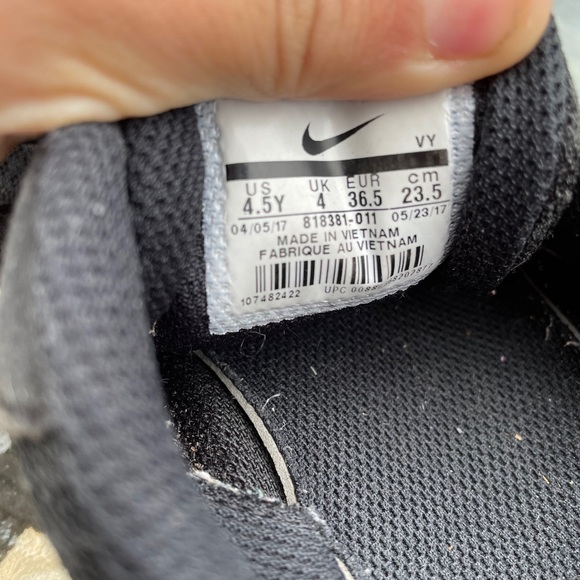 Nike black and white shoes - Picture 4 of 8